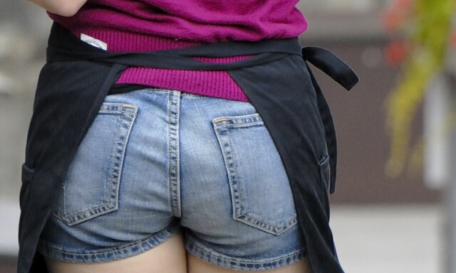 image: Ansatte i Göteborg blir nektet å gå med korte shorts og dyp utringning på jobb